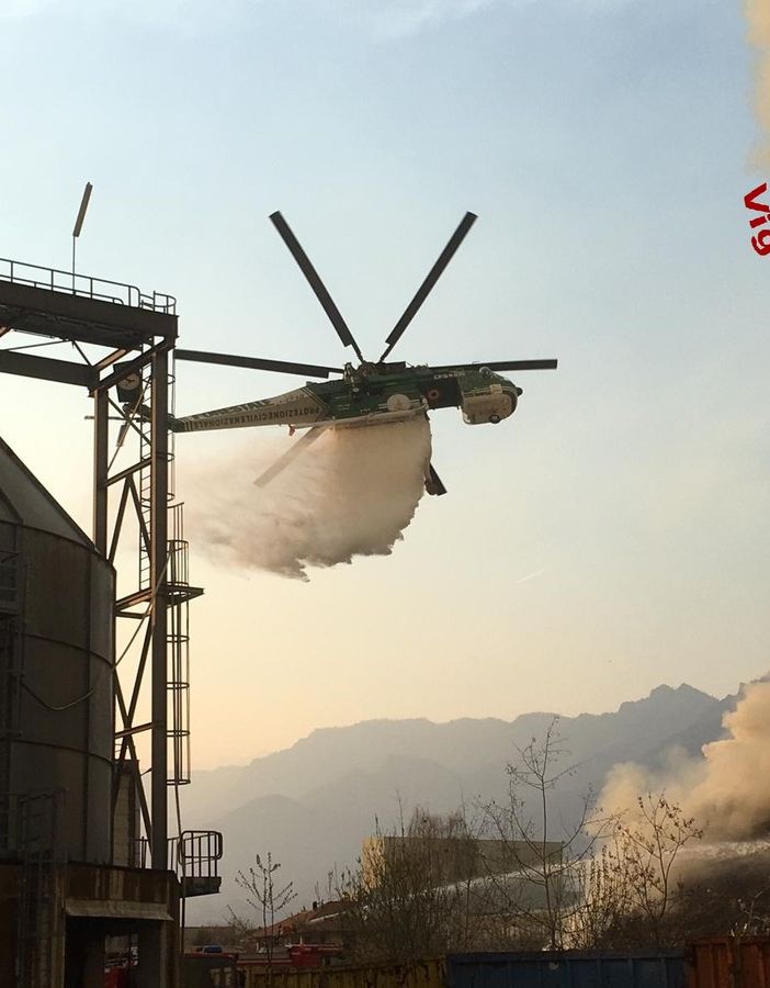 Incendio a Frossasco, centinaia le tonnellate di materiale bruciato