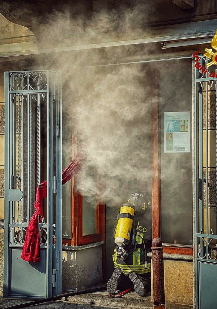 A fuoco un negozio a Carmagnola: intervento dei vigili del fuoco