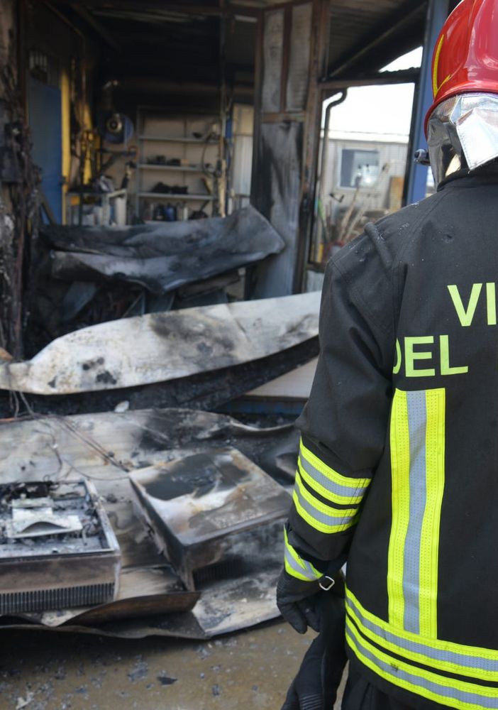 vigili del fuoco in azione