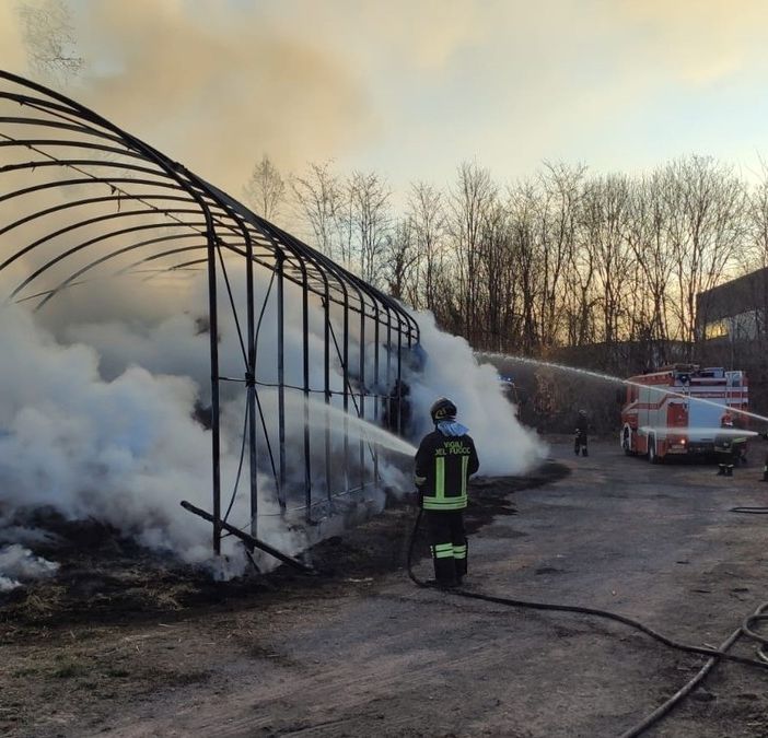 Incendio in un fienile a Rosta, numerose squadre dei Vigili del Fuoco in azione. Spento un rogo a Trana (VIDEO)