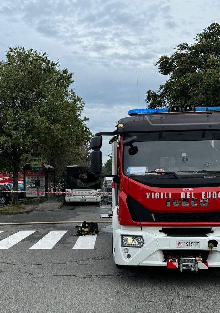 Autobus della linea 43 va a fuoco di fronte all'ospedale San Luigi