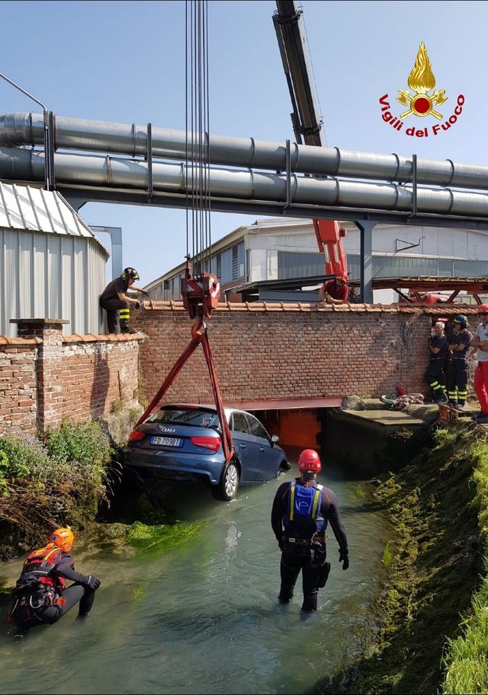 Villanova Canavese, auto finisce in un canale: Vigili del Fuoco al lavoro per estrarla dalle acque (FOTO e VIDEO)