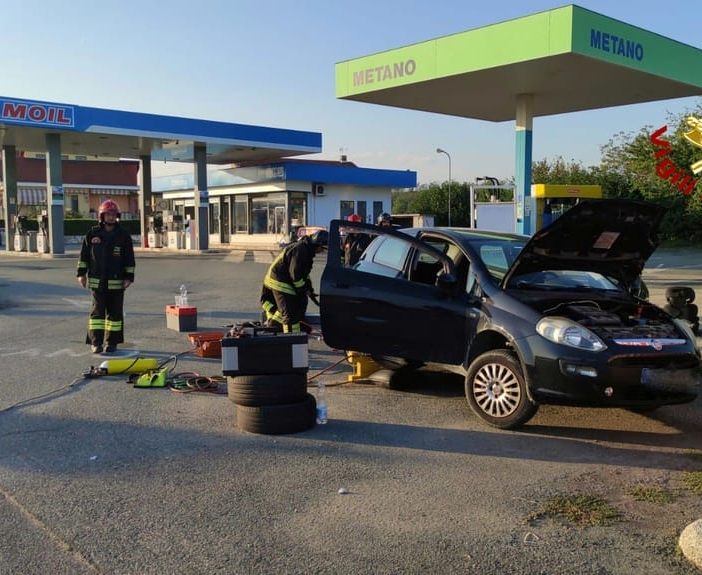 Auto perde metano, paura al distributore: i vigili del fuoco costretti a chiudere la strada