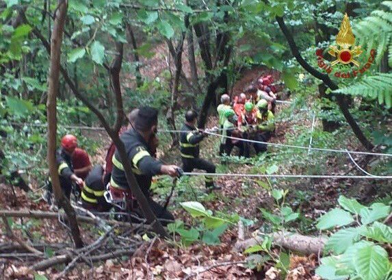 Giaveno, escursionista finisce in un canalone: soccorsa e portata in salvo dai Vigili del Fuoco