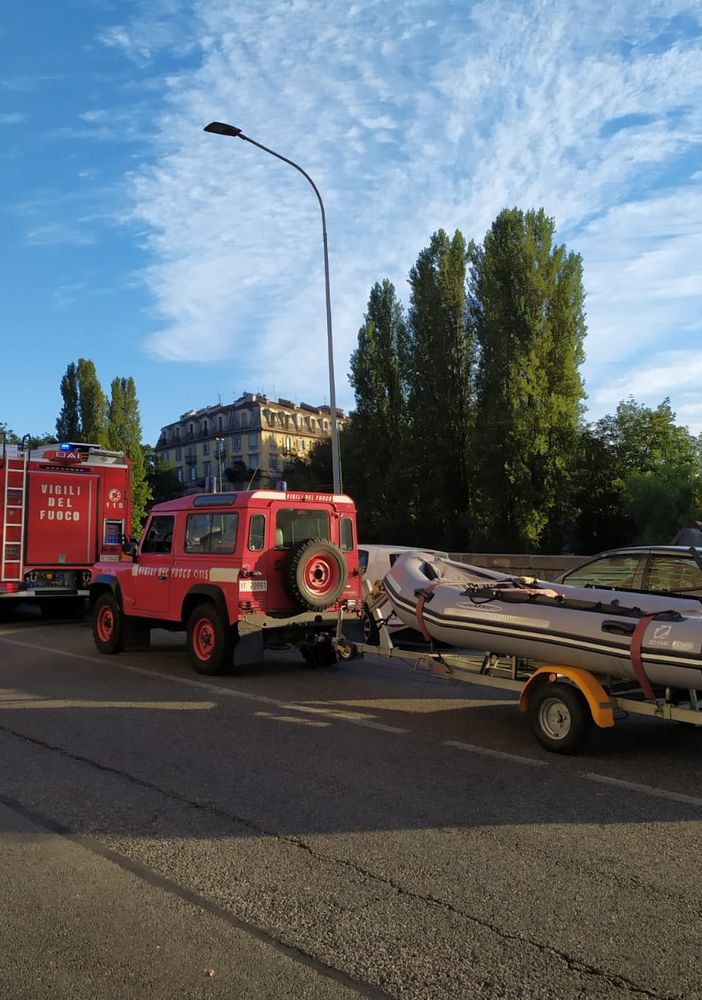 I Vigili del Fuoco recuperano un ragazzo finito nella Dora