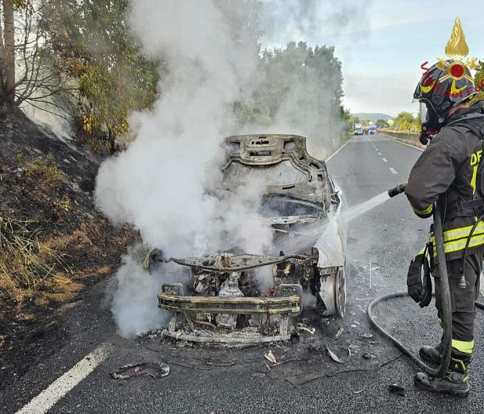 La coppia è riuscita a fermare il veicolo e scendere, prima che il rogo distruggesse il mezzo