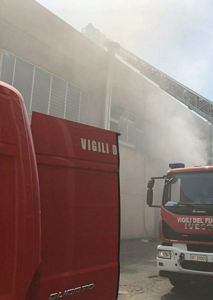 Incendio in un edificio industriale di strada del Francese