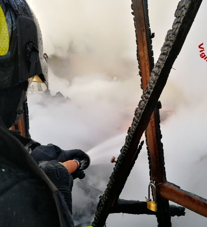 Il forte vento contribuisce a far divampare un incendio a Corio, Vigili del Fuoco in azione