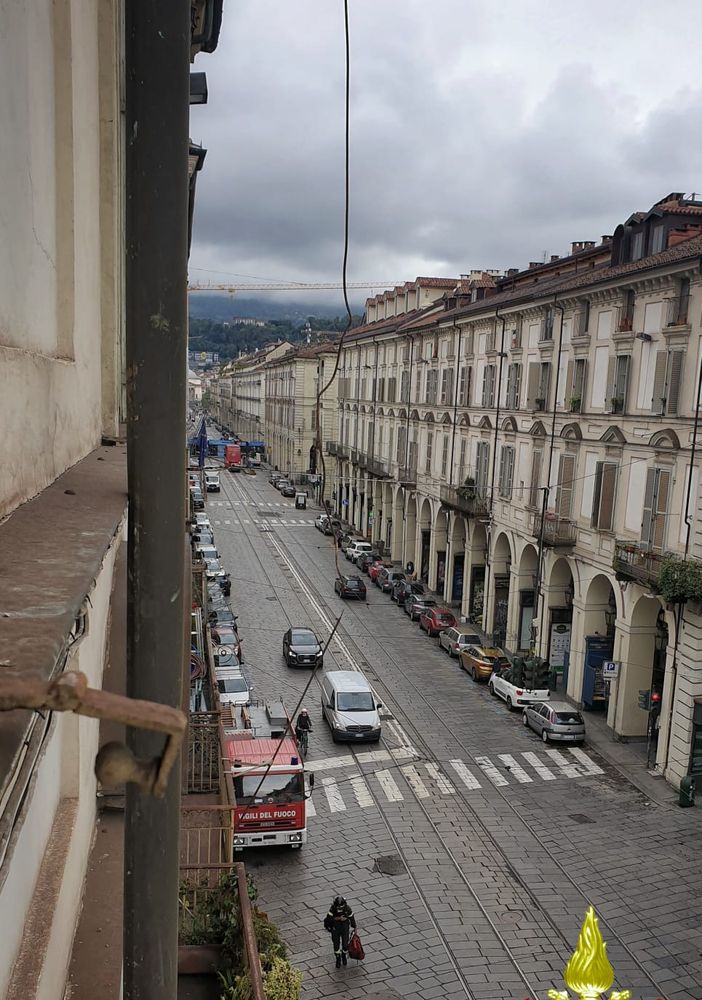 vigili del fuoco in azione in via po
