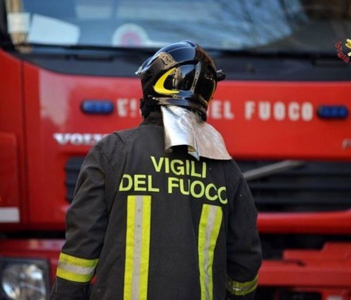 Notte di Natale da incubo in una palazzina di Torino: un appartamento va a fuoco, 11 persone intossicate dal fumo