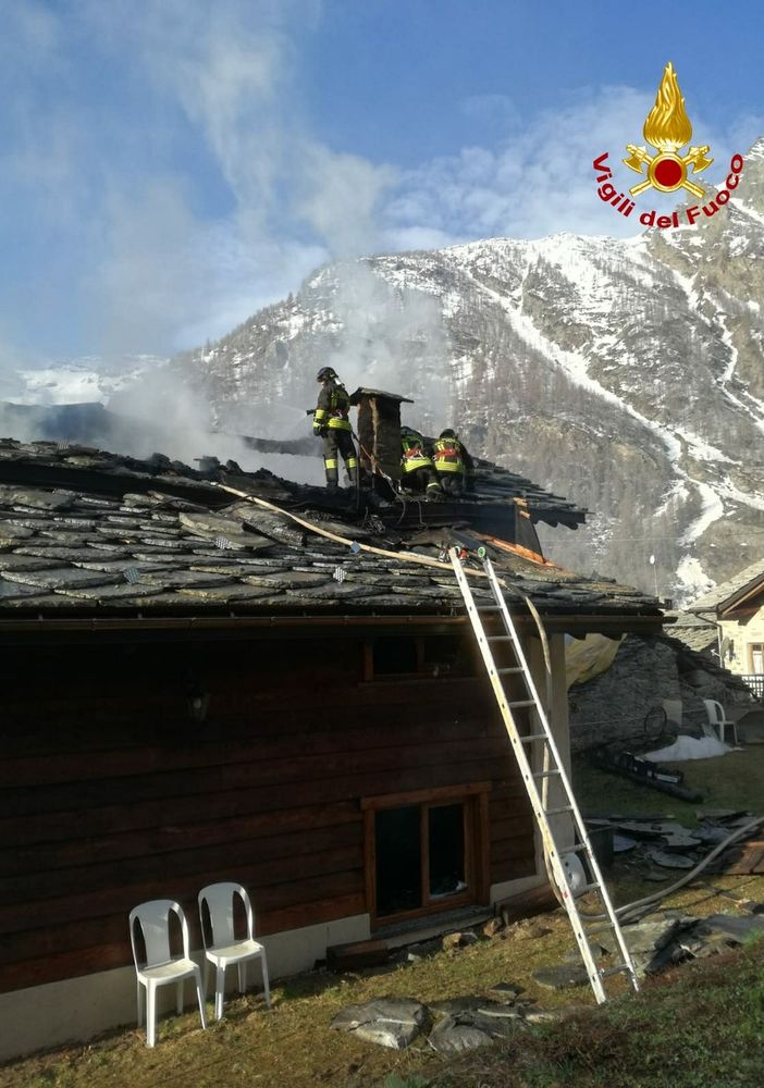 Incendio in un casa di Ceresole Reale, diverse squadre di Vigili del Fuoco impegnate nel domare il rogo