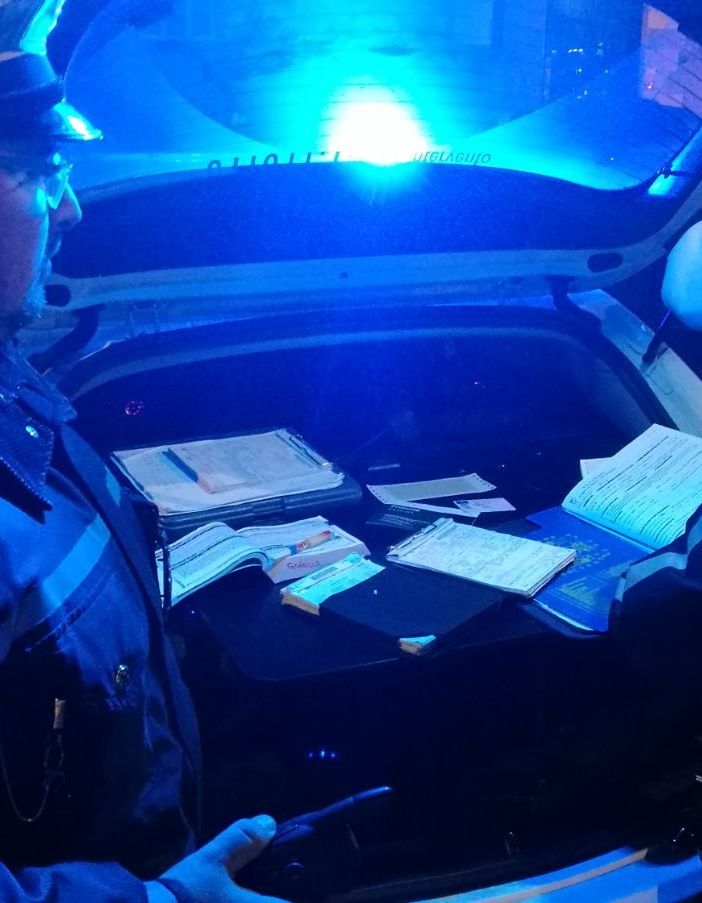 Fermato a un posto di blocco dopo aver causato un incidente, ubriaco aggredisce gli agenti della municipale