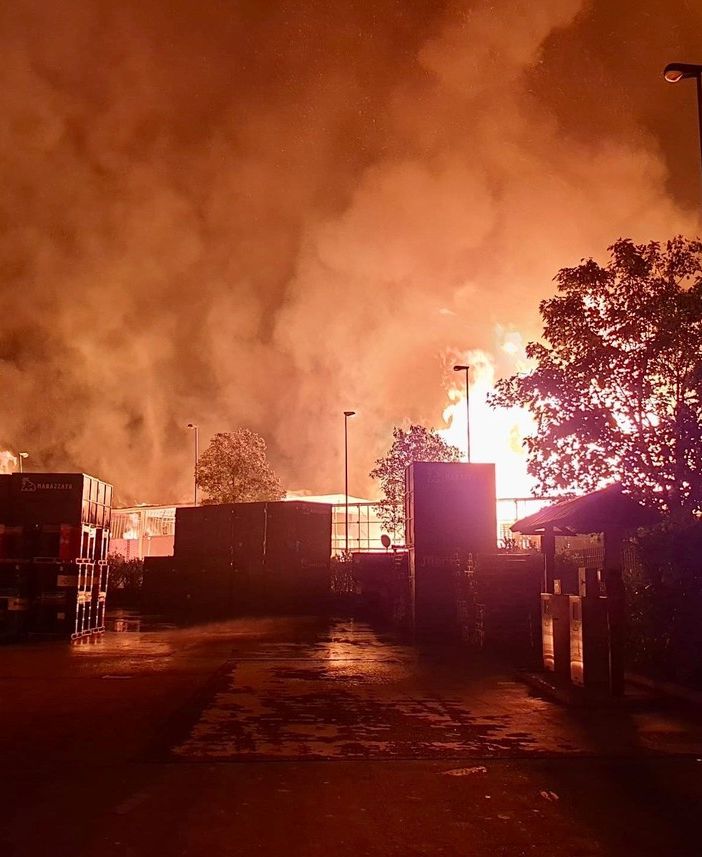 Incendi a catena a Villastellone: coinvolti diversi capannoni industriali