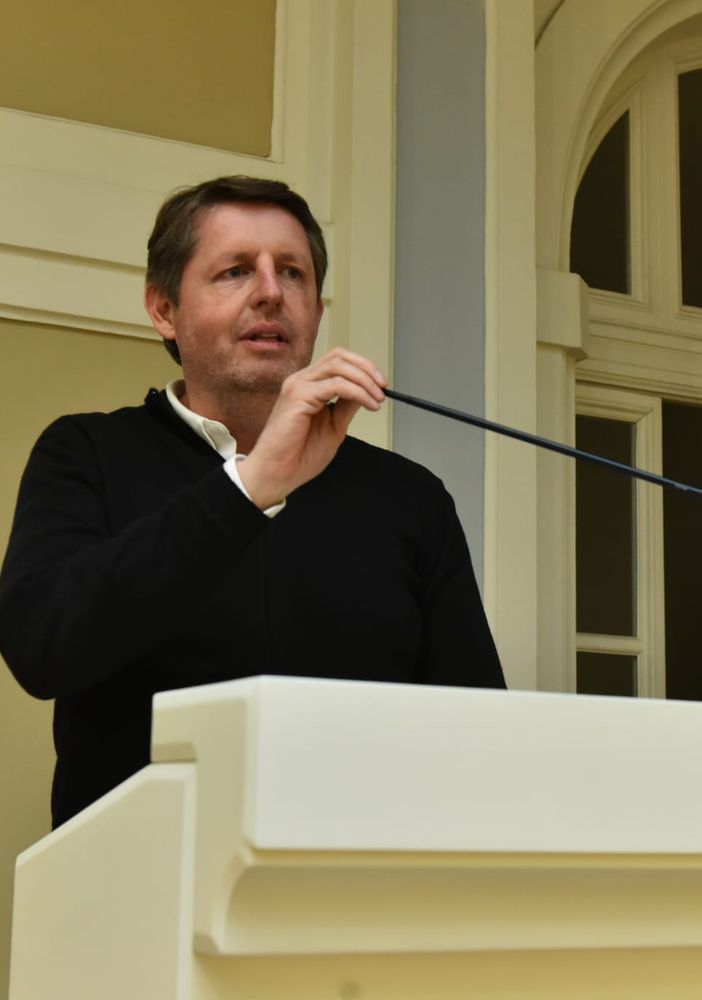 Vincenzo Nasi mentre parla dal palco