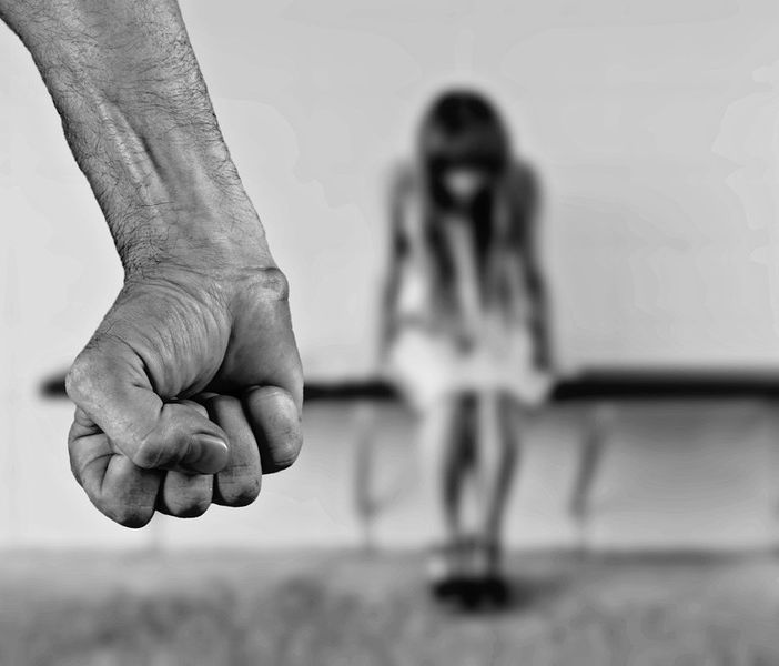 Vuole uscire di casa dopo il tramonto: donna musulmana picchiata dal marito