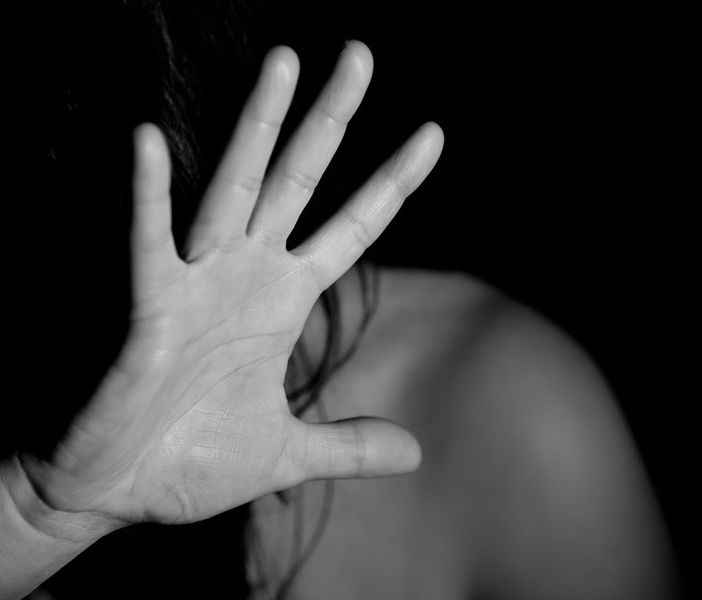 Litiga con la moglie e la colpisce alla testa con una statuetta: arrestato marito violento
