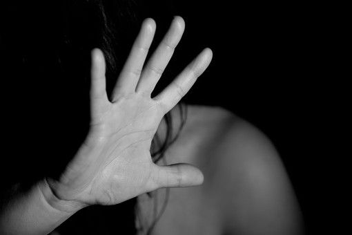 Asti, un torinese di 77 anni molesta e minaccia una straniera: scatta il divieto di avvicinamento