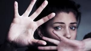Donna che si ripara con le mani