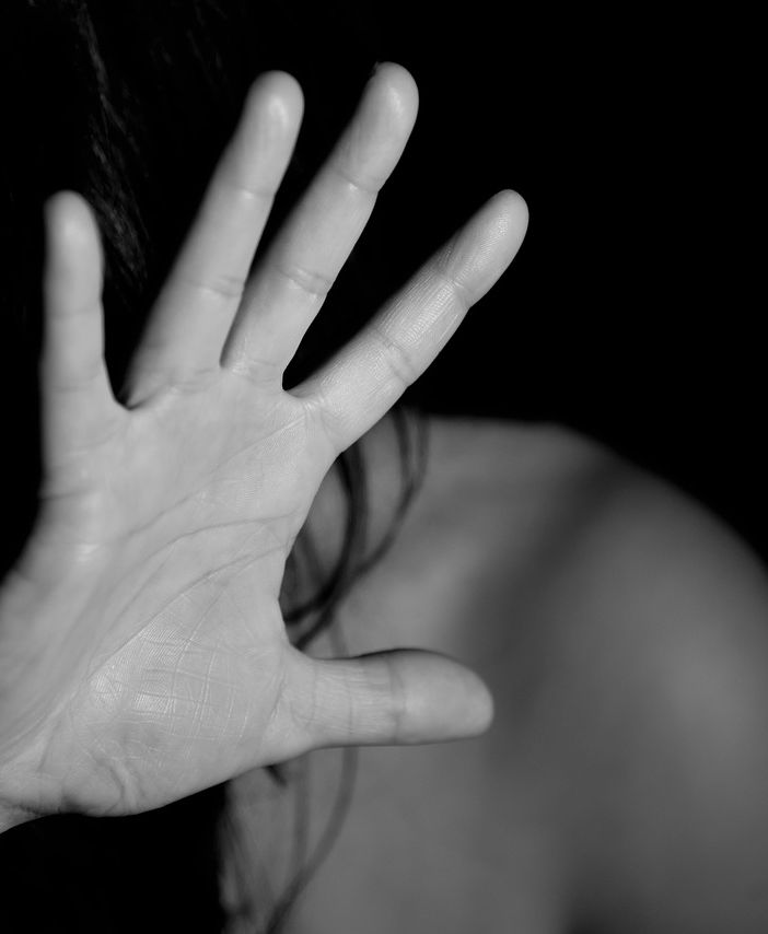 Botte, minacce e insulti alla fidanzata: fermato 20enne in via Sesia