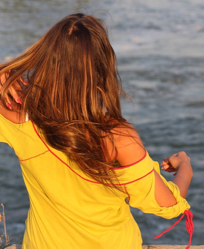 persona di spalle esposta al sole