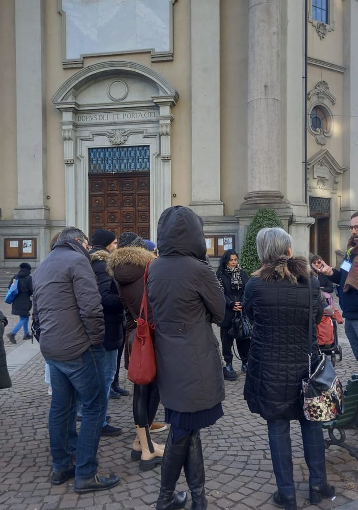 Persone che visitano una chiesa