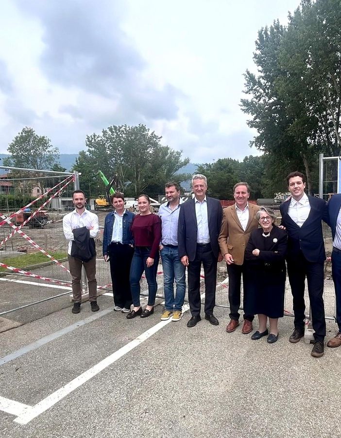 visita a cantiere con persone in posa