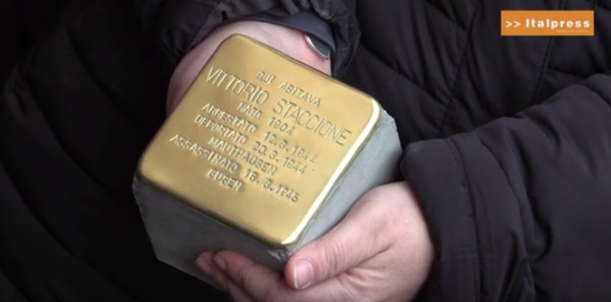 Posa in via San Donato a Torino della Pietra d’Inciampo dedicata a Vittorio Staccione