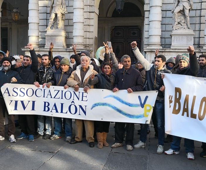 I venditori del suk del Balon sotto le finestre di Appendino: &quot;Non vogliamo spostarci in via Carcano&quot; (VIDEO)