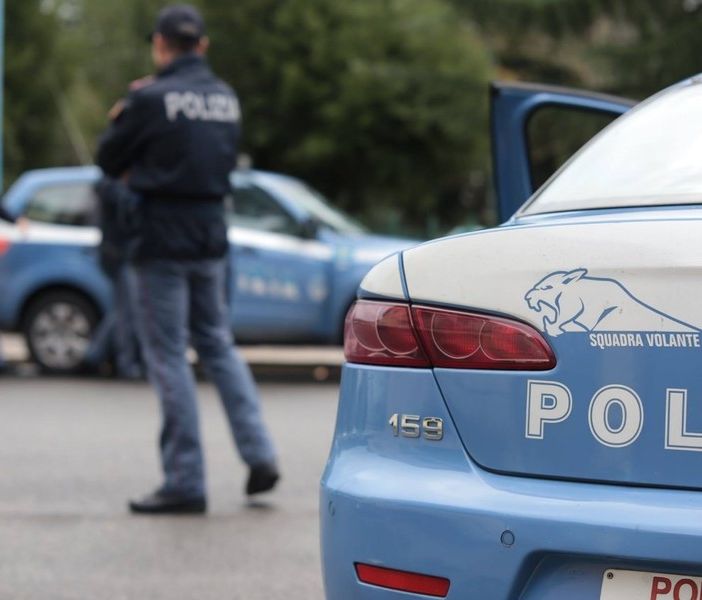 Sfila il bancomat alla vicina di tavolo del ristorante e va a comprarsi sigarette e gratta e vinci, poi torna a finire il pasto