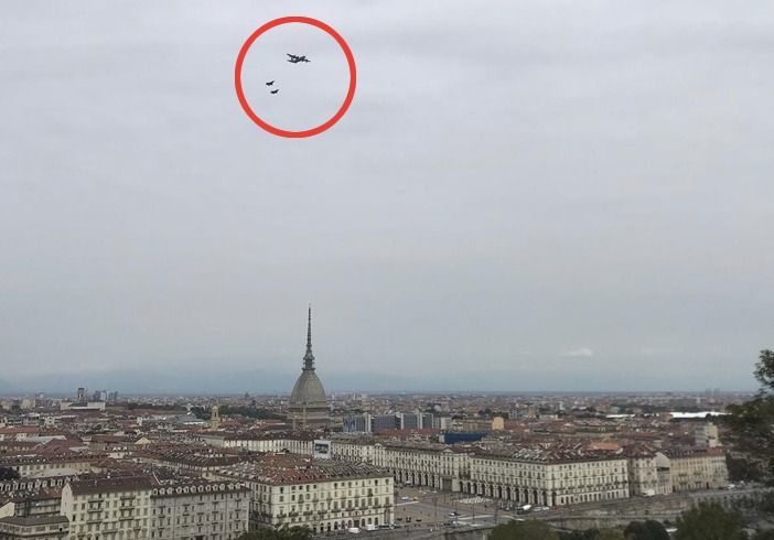 Top Gun in volo su Torino: i caccia F-35 passano sopra la Mole Antonelliana [VIDEO]