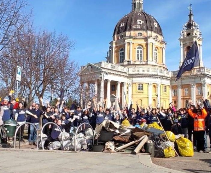 Volontari a Superga, foto tratta dalla pagina Fb Plastic Free Piemonte