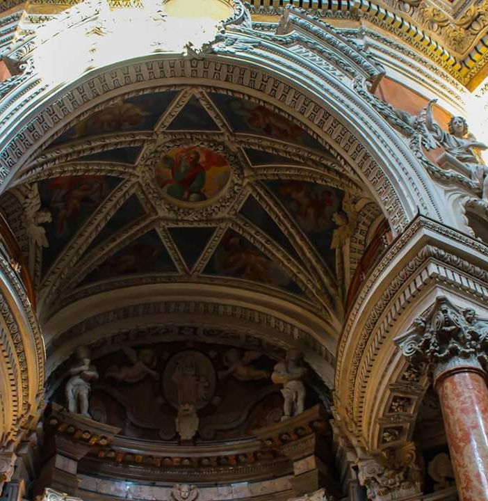 La chiesa senza facciata, con gli affreschi visibili soltanto due volte all'anno