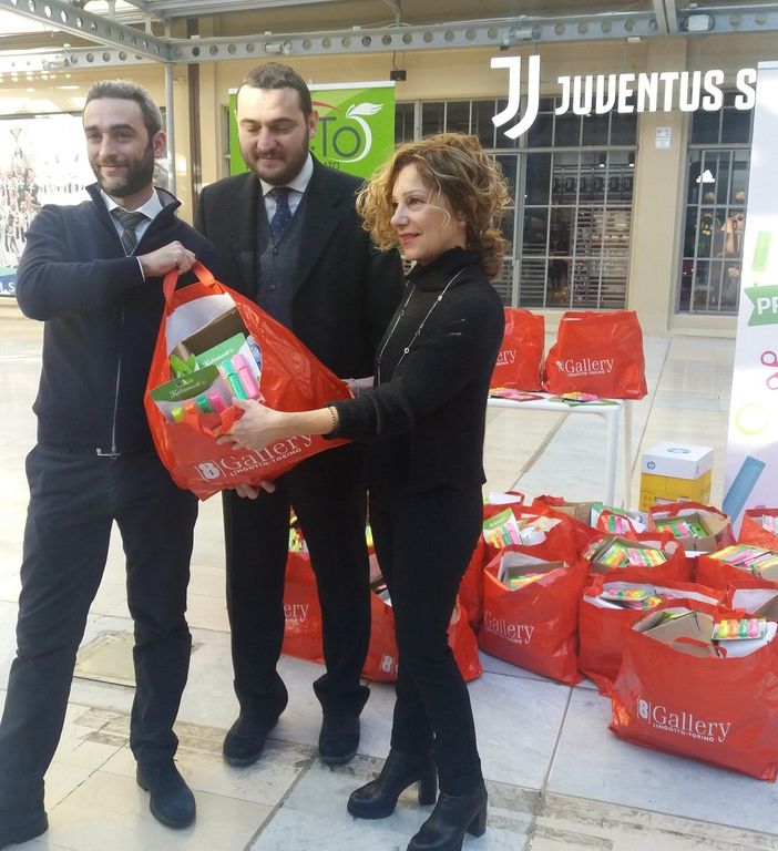 8Gallery fa rete col volontariato: kit scolastici donati alle associazioni (FOTO e VIDEO)