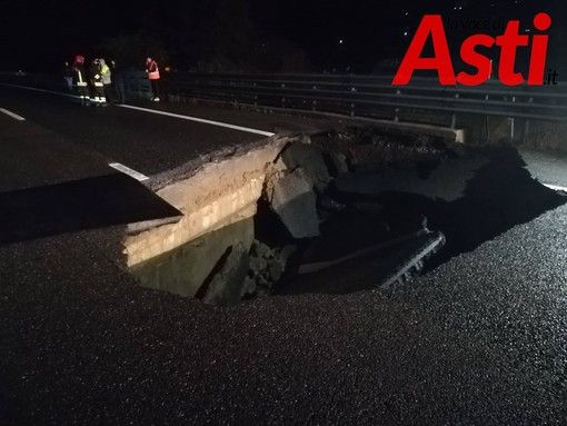 Voragine sulla A21 in direzione Torino, autostrada chiusa in entrambi i sensi di marcia
