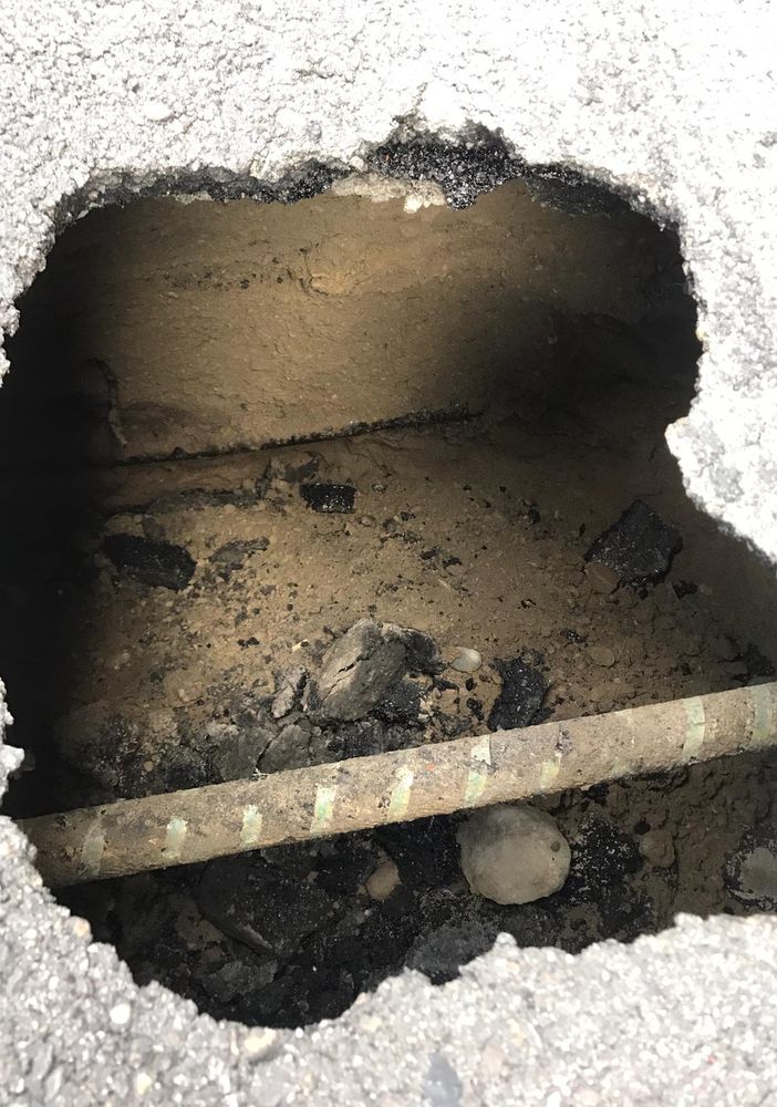 Nichelino, voragine si apre in via Cacciatori e rischia di inghiottire una vettura
