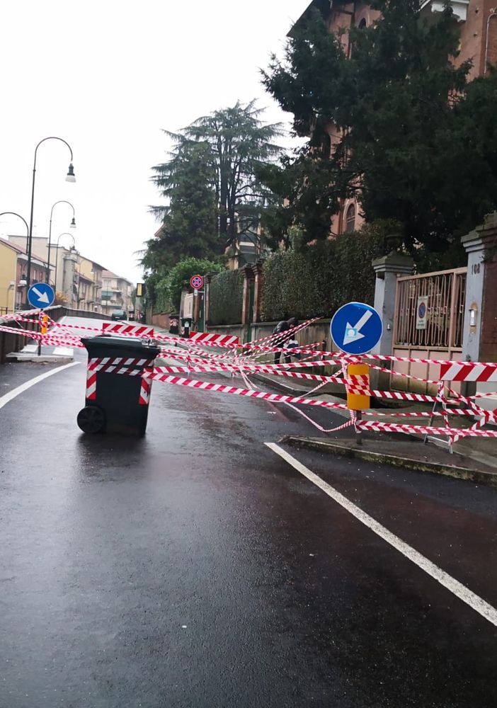 Voragine in corso Quintino Sella: capolinea in piazza Hermada per le linee bus 56 e 75 [FOTO]