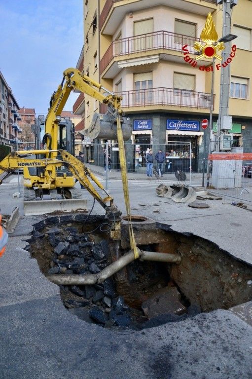 Venaria, una voragine si è aperta in viale Buridani: vigili del fuoco sul posto (FOTO e VIDEO)