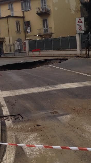 Moncalieri: voragine in strada Genova, bus contro auto in sosta