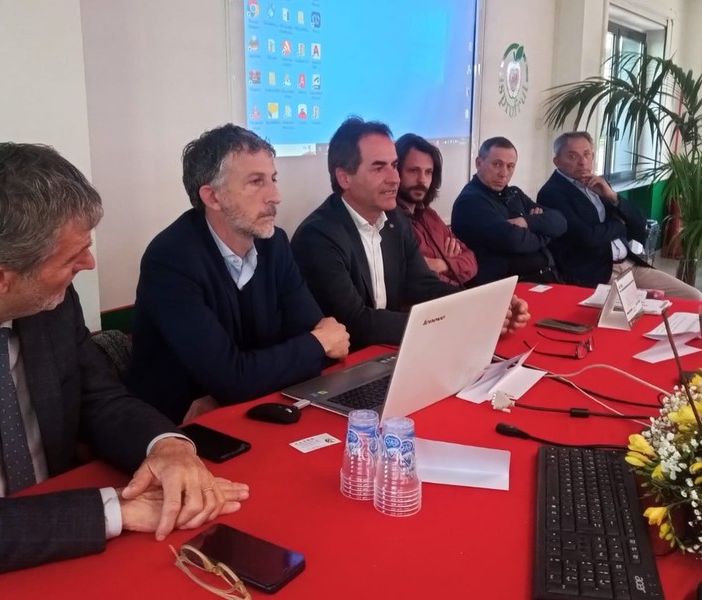 convegno con persone al tavolo relatori