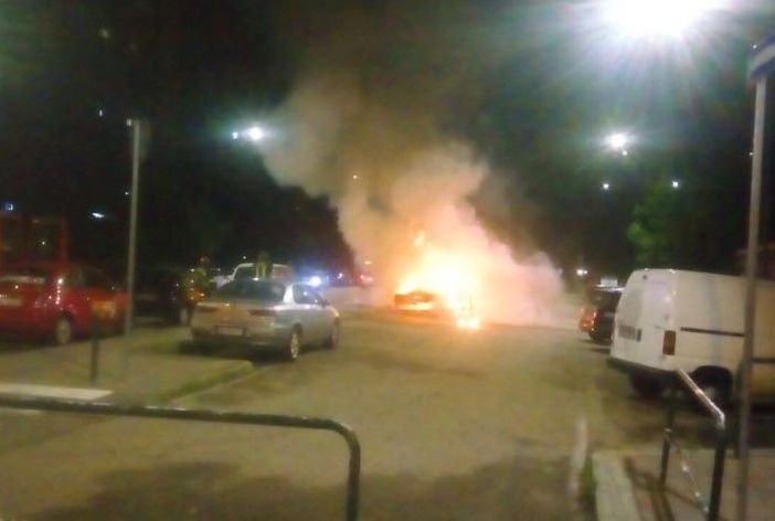 A fuoco un camper di nomadi in via Roveda