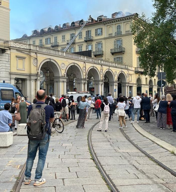 Bloccato l’incendio in piazza Carlo Felice. Il rogo si è sviluppato sotto le tegole [VIDEO]