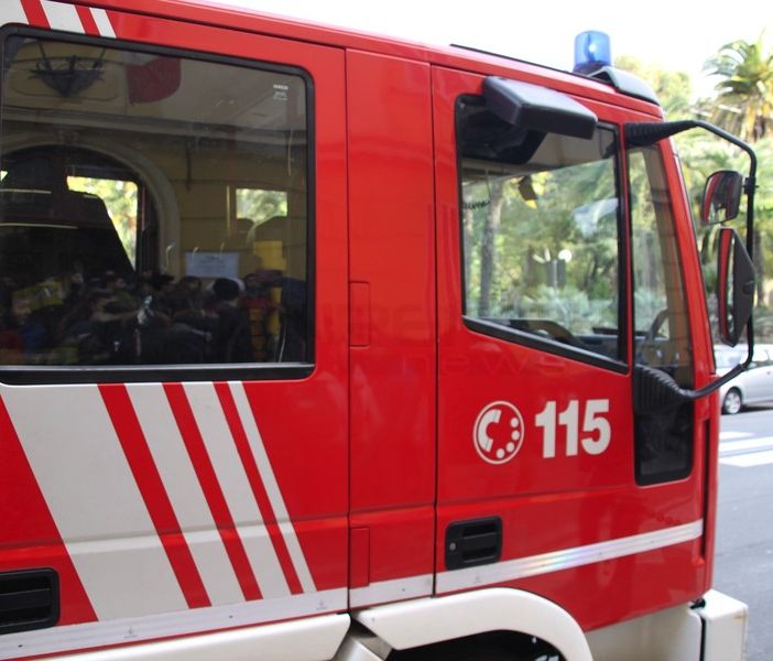 Calcinacci si staccano da un balcone e sfiorano un bimbo di due anni: illeso
