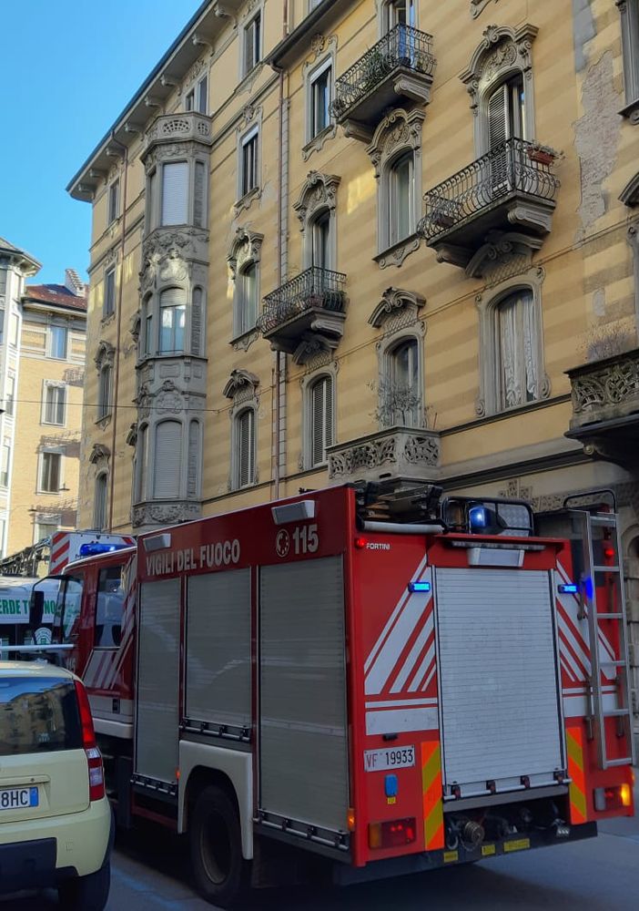 Operaio di 23 anni cade dal quarto piano di un cantiere: è grave in ospedale