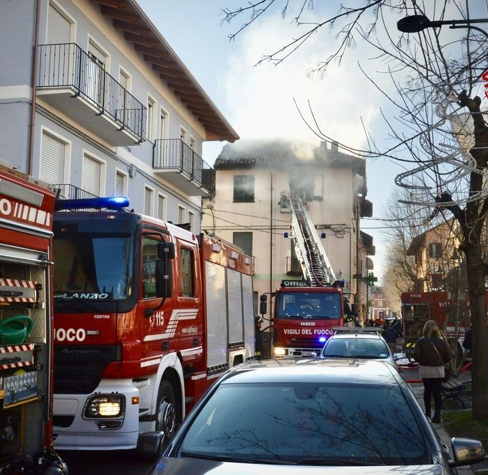 Un alloggio prende fuoco a Mathi, salvi per miracolo una donna e tre bambini