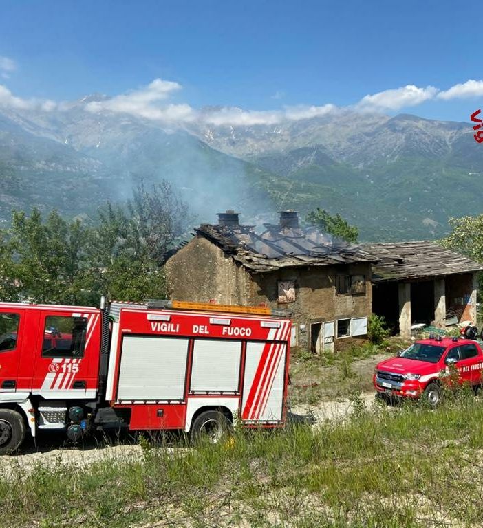 Bussoleno, a fuoco un edificio in disuso: intervengono i vigili del fuoco