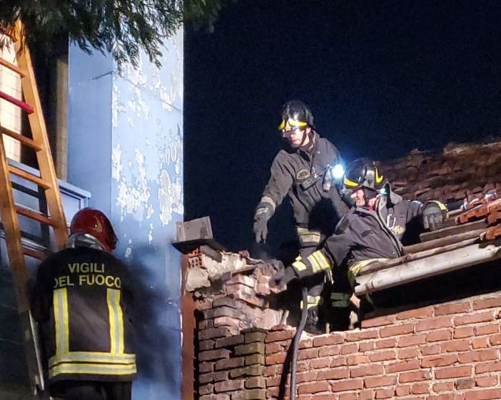 Va a fuoco l'edificio abbandonato tra corso Orbassano e strada del Portone