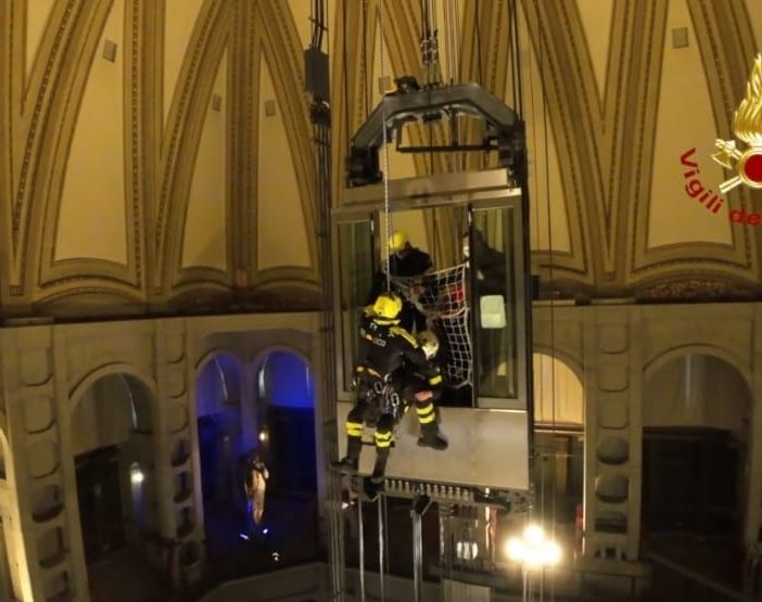 L'ascensore della Mole &quot;evacuato&quot; a 40 metri di altezza: è la spettacolare esercitazione dei vigili del fuoco [VIDEO]