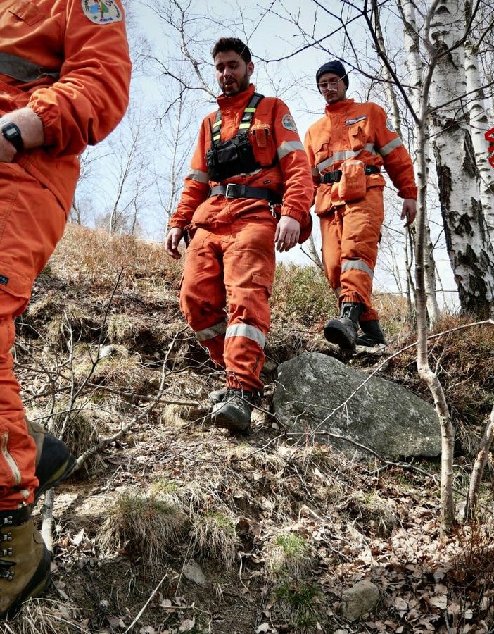 Finalmente spento l'incendio di Rueglio, ma i vigili del fuoco restano in allerta