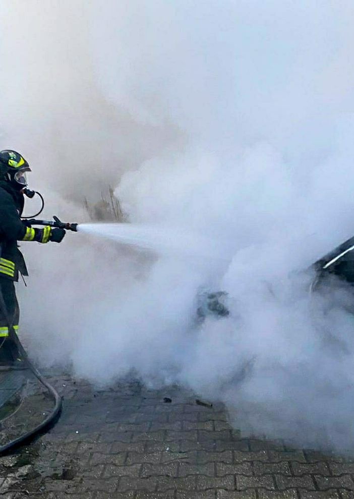 vvff spengono un incendio con gli idranti