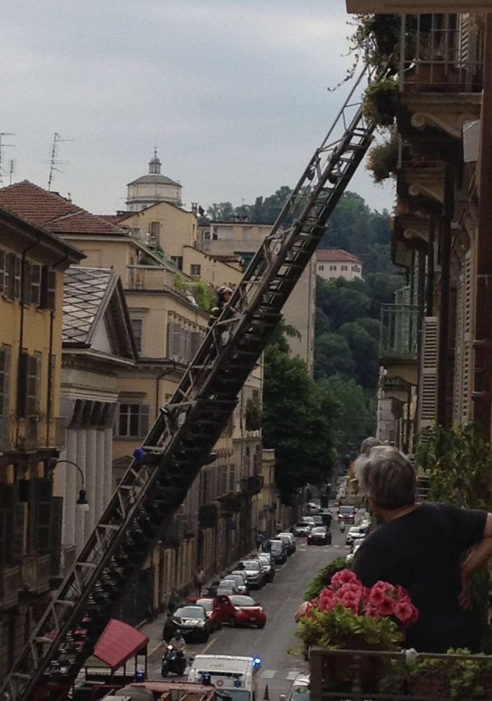 Torino, anziana si sente male, ma non riesce a uscire di casa: la salvano i vigili del fuoco con la gru